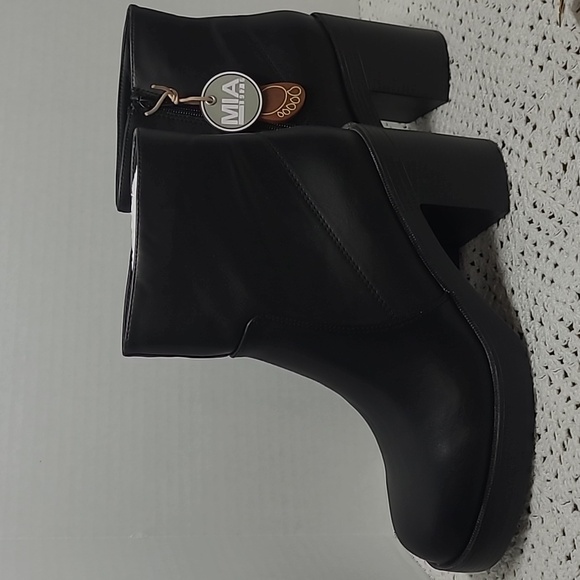 Mia Black Ankle Boots NWT 8.5 - Picture 1 of 13